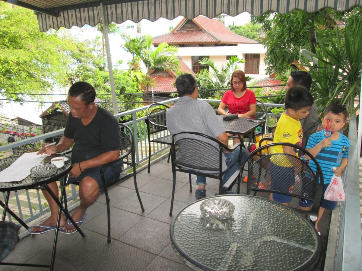 Bamboo Inn Hotel & Cafe Jakarta Exterior photo