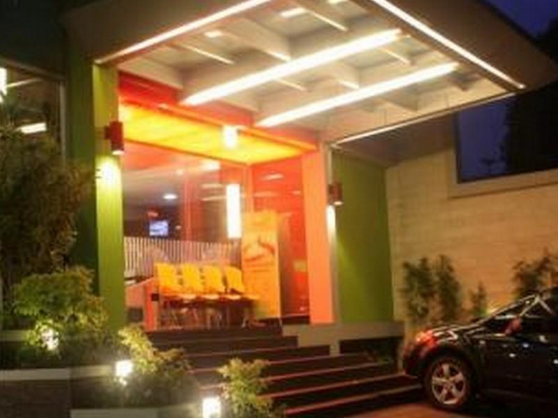 Bamboo Inn Hotel & Cafe Jakarta Exterior photo